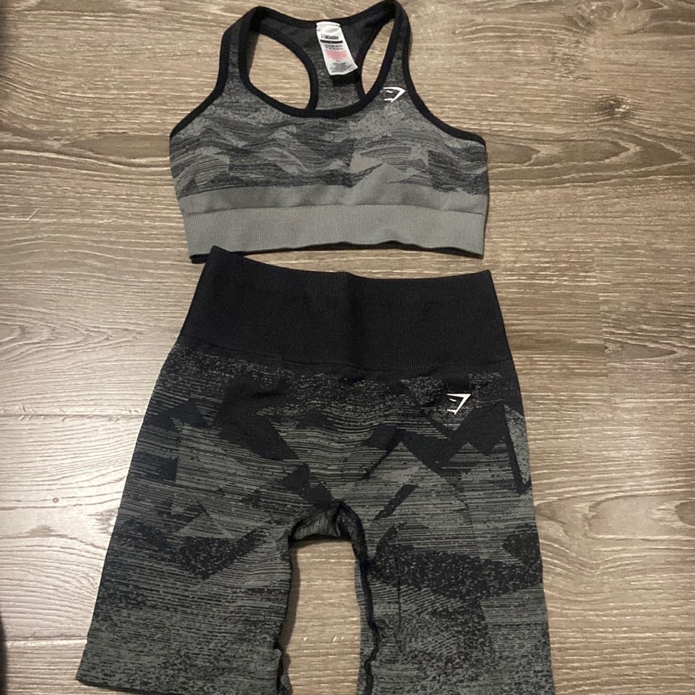 Matching gymshark set - biking shorts and sports bra